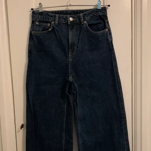 Weekday Ace high wide jeans - Weekday jeans i modellen Ace och färgen Ohio Blue. Den verkar ha utgått så bild 3 visar en annan färg och är lånad från nätet för att visa hur de sitter. De är höga och tighta upptill och extra vida nedtill. Använda litegrann men inte uttöjda. 100% bomull