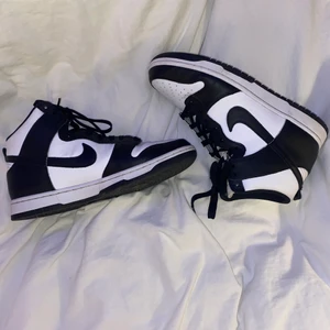 Nike dunk high panda  - Knappt använda panda dunks med creaseskydd i som ingår i priset (som kan diskuteras). Säljer pga för stora för mig! 