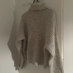 Grovt stickad tröja Na-kd - Säljer min tjocka stickade tröja från Na-kd. Inte kommits till användning så den är helt i nyskick. Storlek S men passar S-M