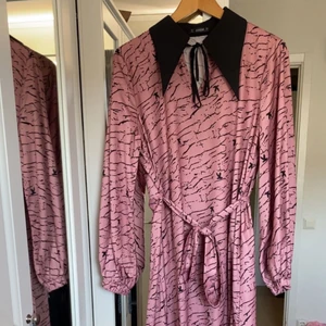 Shien klänning strl L  - En super snygg klänning från shein i strl L. Har aldrig använt den så den är i nyskick. 