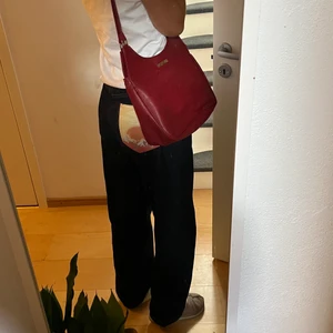 Röd handväska  - Röd handväska köpt på second hand.