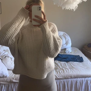 Stickad tröja från Hm  - Säljer min älsklings tröja från hm då jag inte känner att det är min stil längre. Storlek L då jag ville ha den mer oversized o mysig. Är ca 175