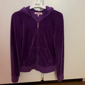 Juciy couture kofta - Hej! Säljer denna mörk lila juciy couture koftan, den är knappt använd och kommer inte till användning.  Köparen står för frakten 🤍