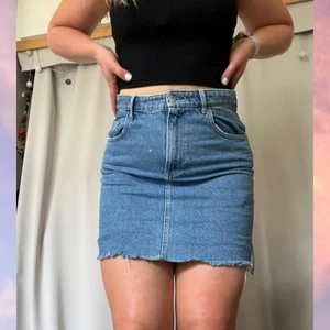 Jeanskjol - Jeanskjol från HM. Har ett litet hål på sidan, men för den händige är det inga problem att fixa. Jag har gått runt med det och det har inte synts.  Strl: 40 OBS! Cirkapris för frakten, men kan mötas upp i Göteborg, Jönköping och Vetlanda.