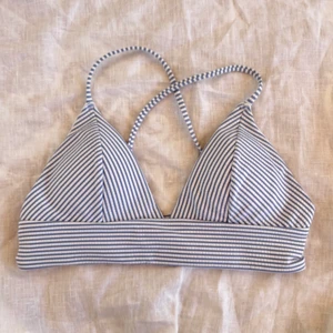 Bikini topp!! - Säljer denna fina bikini topp som är använd 2 gånger. Har justerbara band och har bra material. Kontakta mig för ytterligare bilder eller frågor💙frakt tillkommer