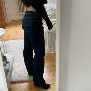 Jeans - Jeans från Filippa k i en mörkblå färg. Storlek 33/34 i Filippa k’s storleksmått. Midjan är ca 82cm.