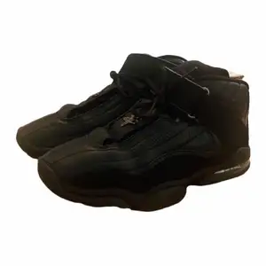 Nike Air Penny 4 IV Retro Triple Black 🖤  Pris: •999kr  Stl: 40.5   Kontakta mig för mer info 😀