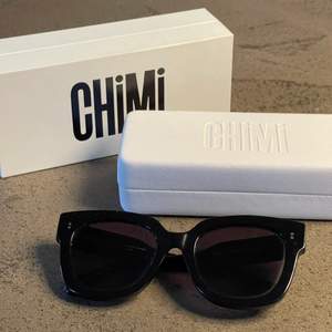 Ett par Chimi 08 solglasögon i färgen svart.
