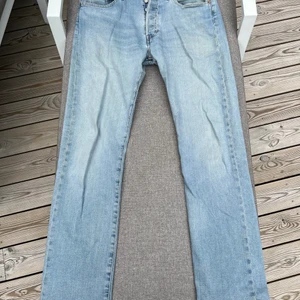 Levis 501 - Ljusblå jeans från Levis, modell 501 i bra skick. Stl 32/32, nypris 1100kr