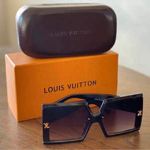 Ej äkta använda LV glasögon. De har blivit rostiga på sidorna litegrann, guldiga färgen på sidorna är lite rostiga. 