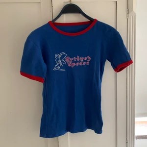 Britney spears babytee - En stretchig baby tee med britney spears tryck, passar på s/m