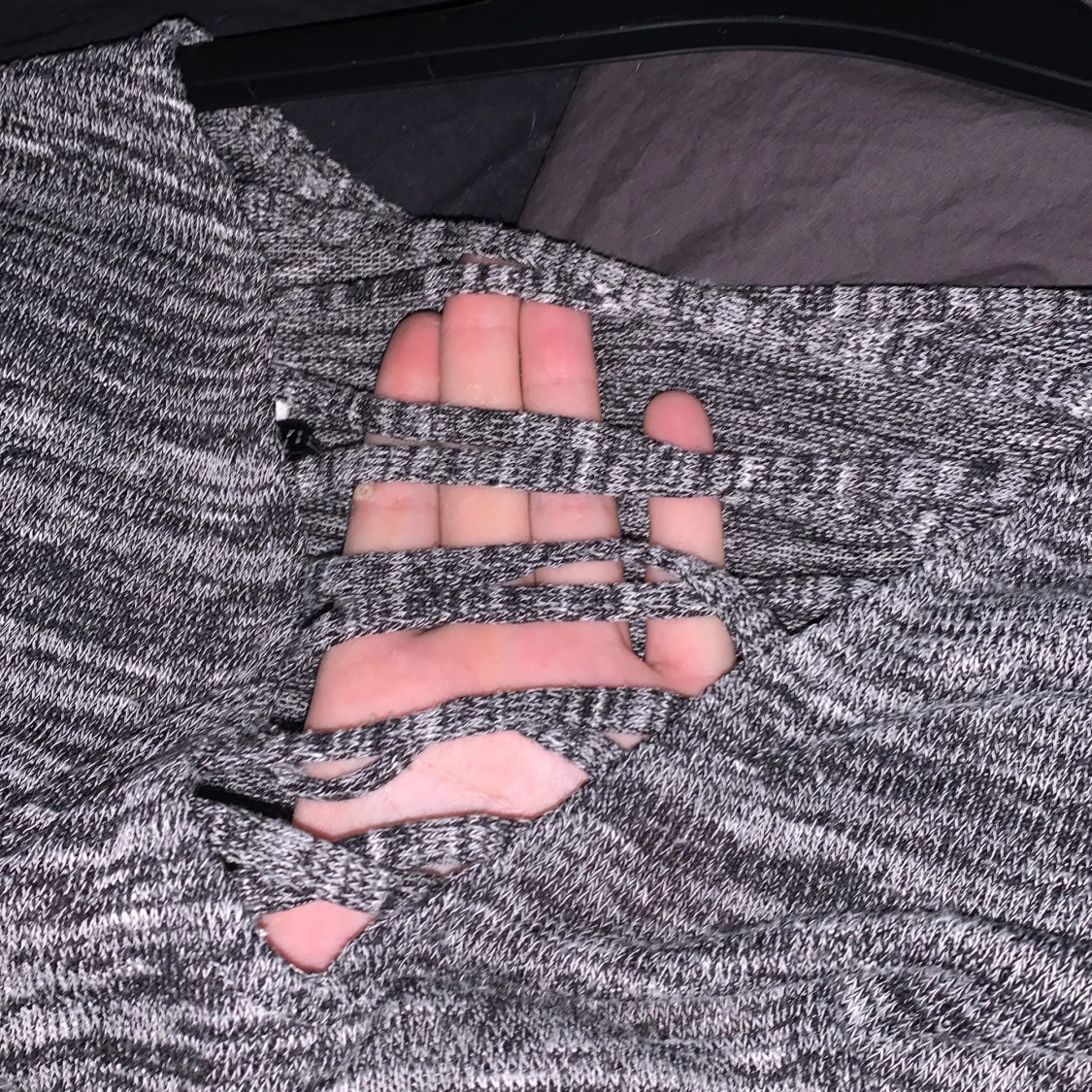 Grå långärmad tröja med urringning  - 90