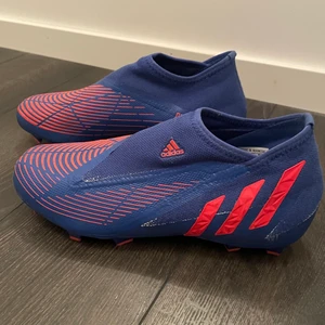 Adidas fotbollsskor - Fotbollsskor som är använda 4 gånger. Säljer då de inte passade mig. Helt rengjorda så de luktar inget. Färgen är mer korall i verkligheten, som på första bilden. Original pris: 1099kr. Ställ frågor privat💘
