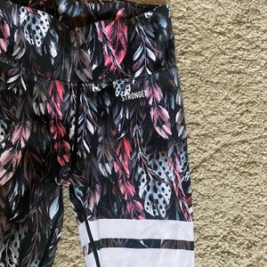 Träningstights - Superfina träningstights från stronger. Väldigt sparsamt använda. Måste tyvärr sälja då dem blivit för små.