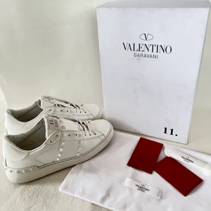 Valentino skor - Valentino skor i strl 36, kommer med dustbag, skolåda, extra nit och extra skosnören - skriv om ni har frågor eller vill ha fler bilder ⚡️