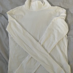 Polotröja  - Vit polotröja från monki, stretchig jätteskönt material, endast provad, köparen står för frakten på 49kr 