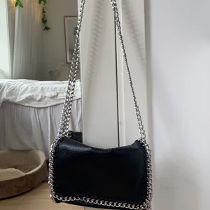 väska  - en ny tiamo väska! använd 2 gånger max och är i jättebra skick. säljer för jag inte får plats💞 OBS! Säljer för endast bra pris