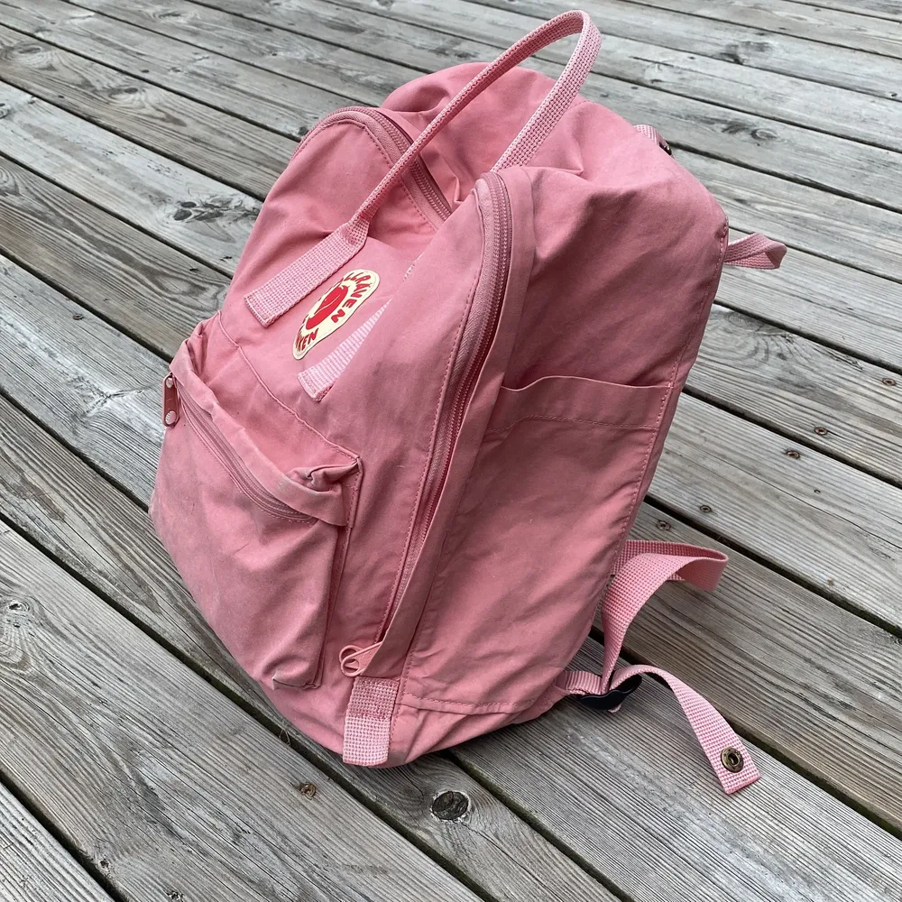 Säljer denna rosa kånken väskan i normal storlek. Den är äkta såklart och är i bra skick, men lite smutsig. Pris kan diskuteras 👌. Väskor.
