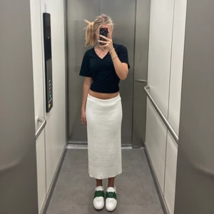 Lågmidjad kjol  - En så SKÖN och super fin lågmidjad  långkjol. Säljer då jag har en till. Köptes för 600kr på rea ord pris 1000. Jag är 167/168 i referens 