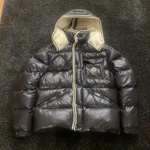 Moncler Brason jacka  - Moncler brason jacka Fint skick och använt sparsamt. Skick 10/10 Extremt fin jacka som jag gärna hade haft kvar men då jag växt ut den så ser jag  ingen vits med att den ligger i garderoben å skräpar😊 Ny pris runt 12000 Mitt pris 5000  Pris kan diskuteras