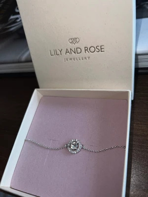 Lily and Rose armband - Oanvänt och helt nytt armband. Säljer för 149kr. Kan skickas med spårbart paket, men tillkommer då 54 sek i priset.  Nypris : 329kr.