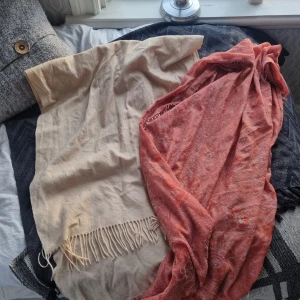 Sjalar och halsdukar  - Sjalar och halsdukar Fint skick 30 kr st 