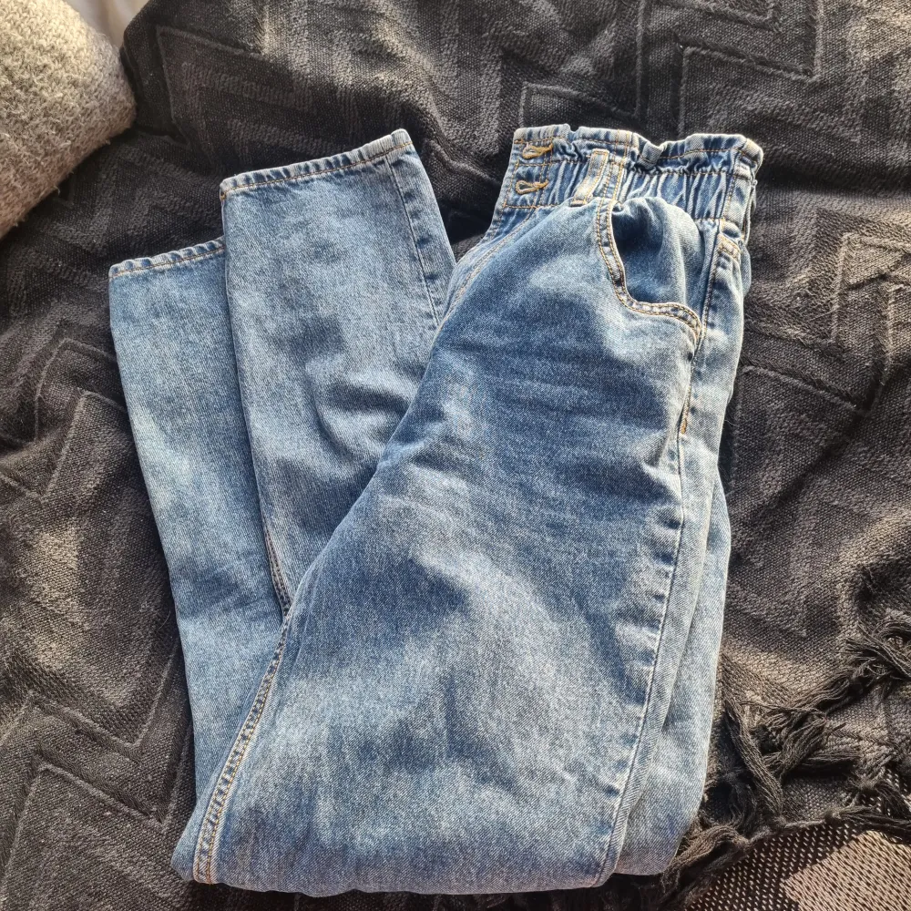 High waist jeans från HM Fint skick . Jeans & Byxor.