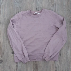 Ljuslila Tröja - Tröja från NAKD i strl S. Bra begagnat skick