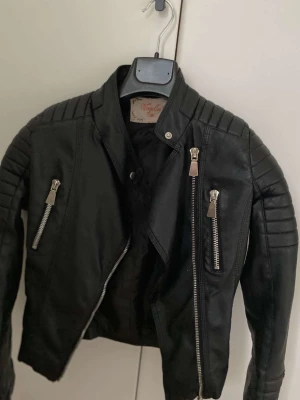 Populär skinnjacka  - Super snygg populär skinnjacka