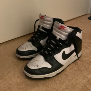 Panda dunk high - Ett par panda dunks high. Som är relativt nya, en eller två månader gamla. Köparen står för frakten. 600 kr.