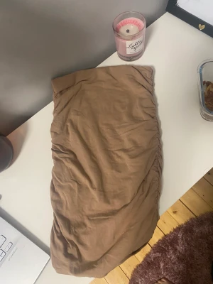 Beige tjol - Fin beige/brun tjol! Kommer tyvärr inte till användning längre💗 har ett litet hål som knappt syns, det beror såklart på hur man har den men man kan ju fixa det såklart!💗 kp för frågor!