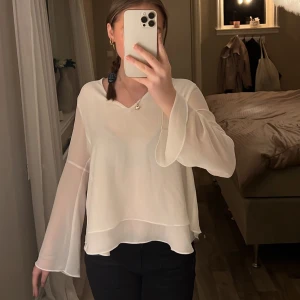 Vit blus  - Jag säljer denna så fina blusen ifrån Kappahl i storlek 38, men den passar S💓 Den är oanvänd och 10/10 i skick!
