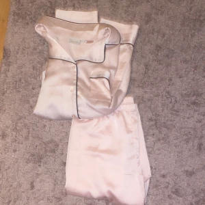 Gina young pyjamas  - Super söt pyjamas som inte används då den är lite liten den är slutsåld❤️ kom privat för mer bilder ❤️❤️