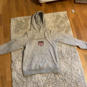 Gant hoddie - En äkta GANT hoddie i storlek 146/152 men tycker den är ganska stor i storleken och passar nog Xs/s också. Fint skick och endast använd ett fåtal gånger. 