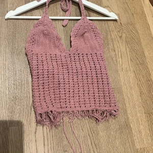 Sommartopp  - Storlek xs-s, mörk gammalrosa i bra skick, stickad