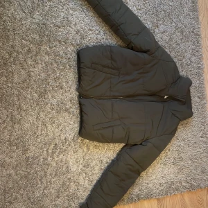 Grön jacka - Säljer den här jackan då den inte kommer till användning mer! Den är i bra skick. Storleken är S men passar Xs också.