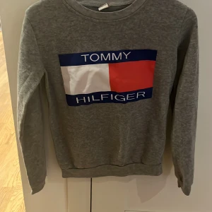 Skön tröja - INTE äkta! Otroligt bekväm grå tröja! 