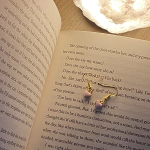 Heart earrings💓 - Ett par jättegulliga örhängen i guld med rosa hjärtan! Handgjorda och ploppar medföljer!💓 perfekta alla hjärtans dag presenten🤍 frakten kostar 16kr.