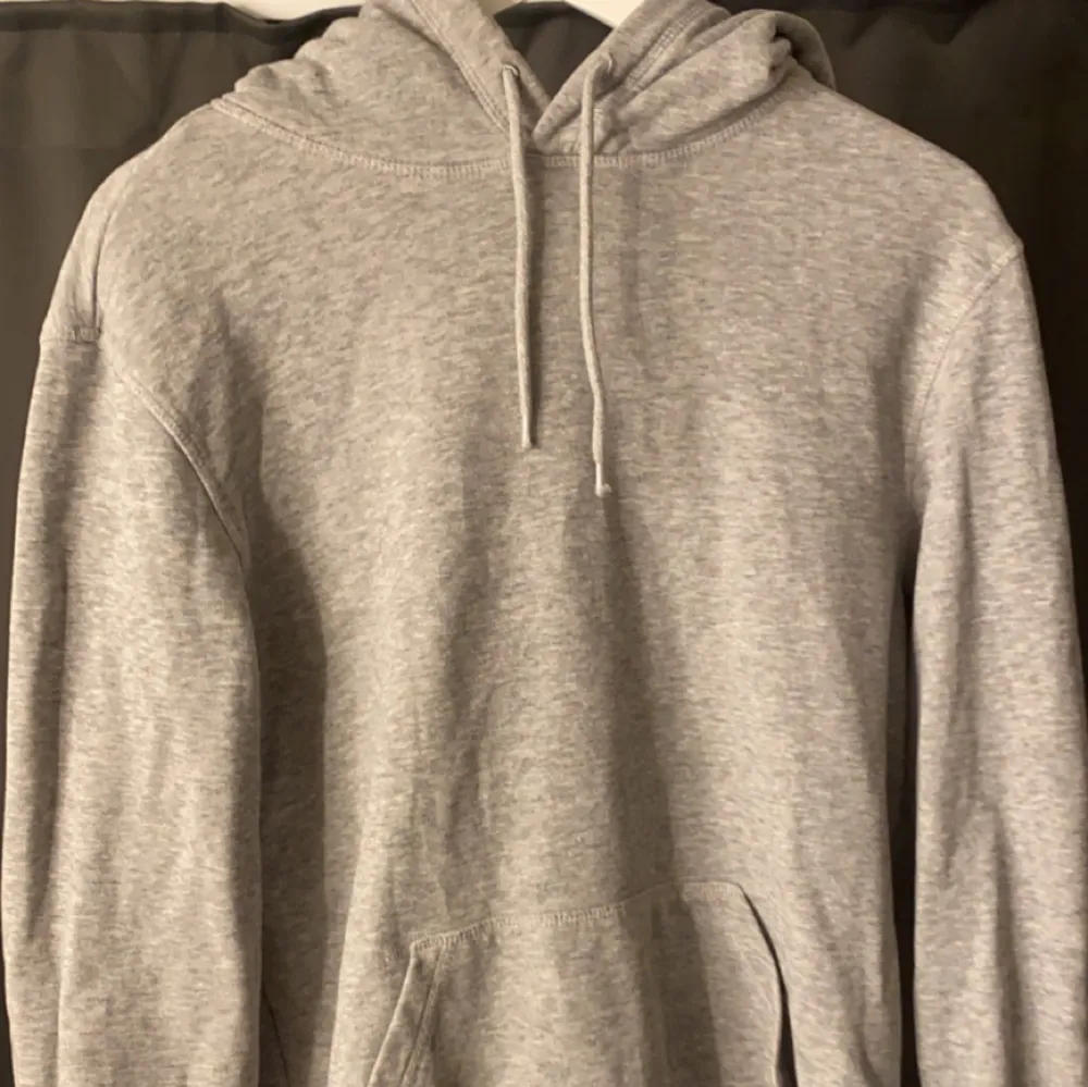 Grå hoodie från H&M i storlek Xs,använd men fint skick 😊. Hoodies.