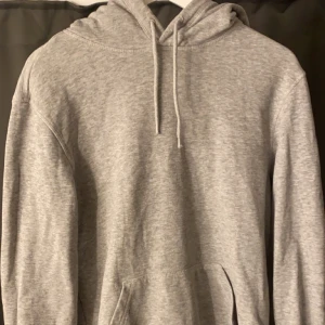 Hoodie - Grå hoodie från H&M i storlek Xs,använd men fint skick 😊