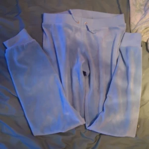 Juciy couture byxor  - Jag köpte dessa här på plick och dem var för små så då säljer jag dem men dem har lite fläckar från när jag köpte dem som när jag köpte, jag har aldrig haft på mig dem så jag ska för söka tvätta bört det innan jag säljer dem