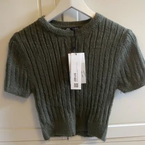 Stickad t-shirt  - Stickad topp från Zara. Superfin och helt oanvänd💓