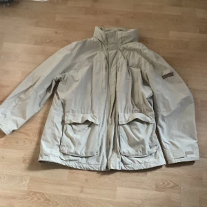 vintage jacka - väldigt vintage jacka. Väldigt snygg och du kommer inte se någon ha en likadan jacka. Perfekt inför våren med tanke på att den inte är jätte fodrad. Det står ingen storlek på men passar mig bra som har L men passar både mindre och större. 