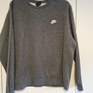 Nike crewneck - Använd nike crewneck i strl M  Köparen betalar frakt