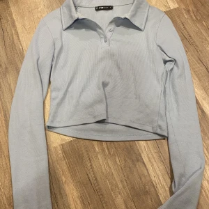 Blå tröja med krage  - Blå tröja med krage. Skriv för fler frågor och bilder🌸