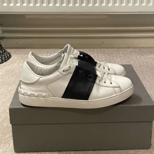 Valentino rockstud str41.5 - Säljer nu mina valentinos då jag knappt använder dom byten går bra å priset går å sänka vid en snabb å smidig affär 