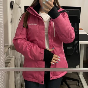 Skidjacka Everest  - Säljer skidjacka storlek 38 märke Everest  Mycket fin skick 