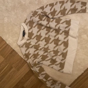 Stickad tröja  - Vit/beige stickad tröja i fint skick!💞