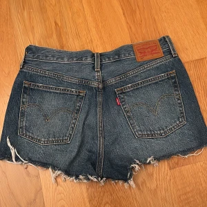 Shorts levi’s - Jeansshorts från Levi’s. Fint skick och sköna❣️köparen står för frakten!!