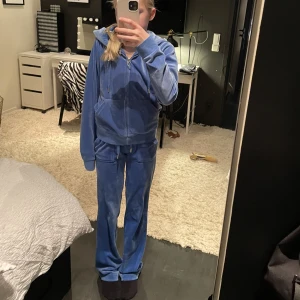 Blå juicy couture sätt - Säljer mitt blåa juicy sätt i nyskick pågrund av att jag inte använder det. Har bara används några få gånger. Nypris 2300. Färg: Regatta. Byxorna är i storlek xxs och tröjan i xs. Kvitto finns 💙